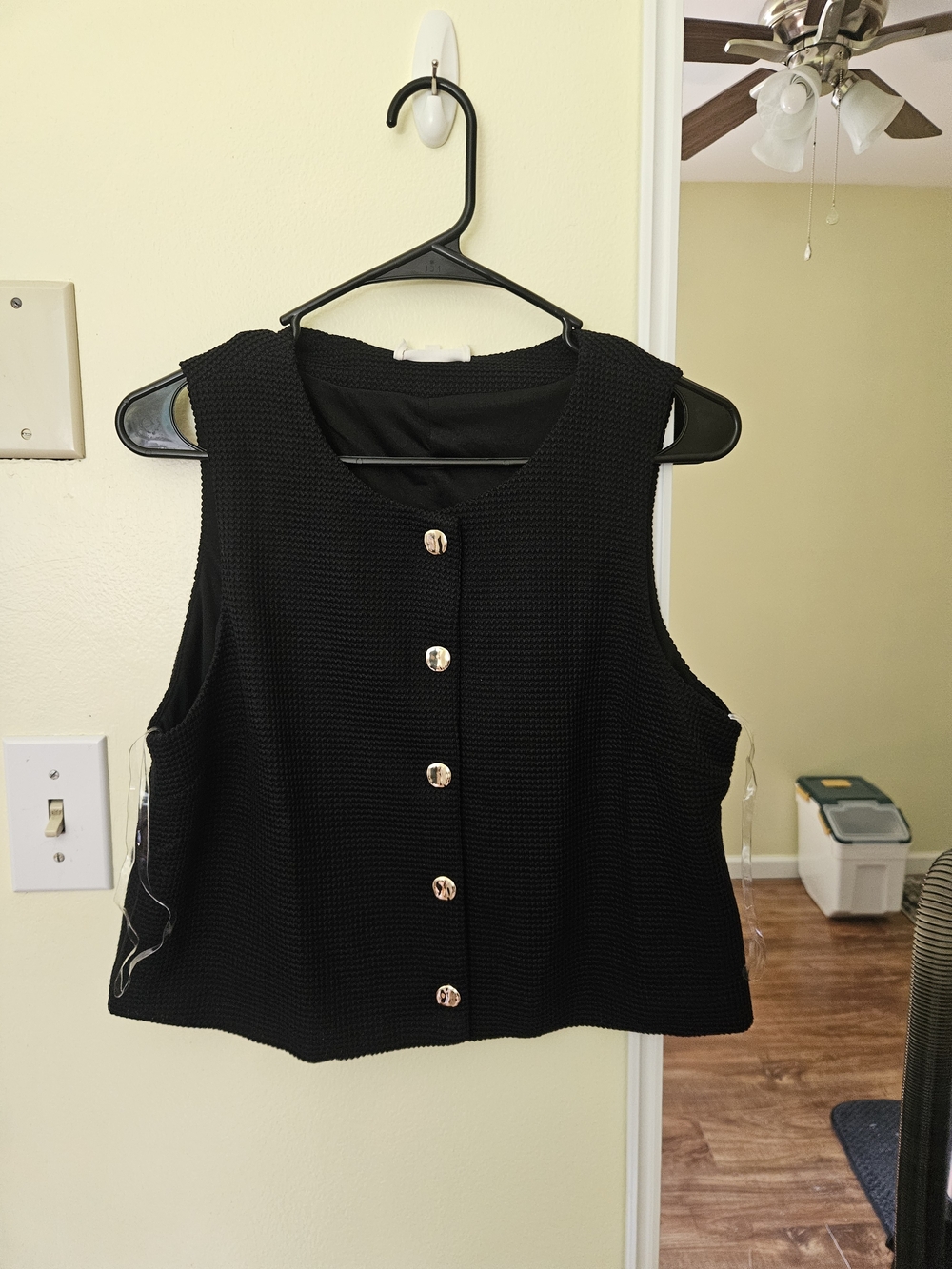 entro Black Sleeveless Button-Front Knit Crop Top